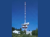 Die moderne Grosendeanlage mit ihrem 111 m hohen abgespannten Antennenmast...