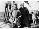 Robert Bartlett (rechts) mit dem Arktisforscher Knud Rasmusson, ca. 1930, an...