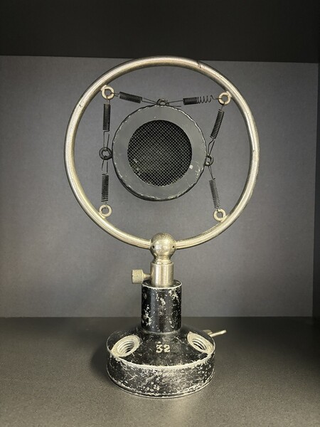 Dieses als RAVAG-Mikrophon gefhrtes Objekt zeigt ein 'Ring-Mount Carbon...