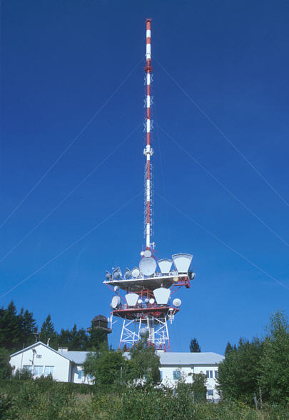 Die moderne Gro�sendeanlage mit ihrem 111 m hohen abgespannten Antennenmast...
